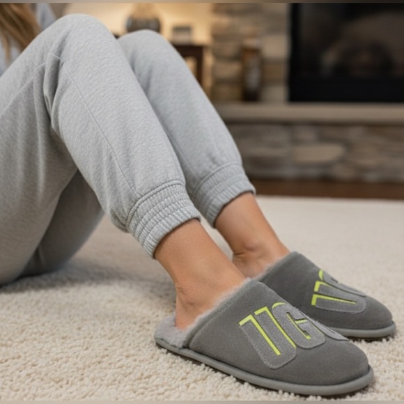UGG Scuff Graphic Shadow Pumice Gray Suede Shearling Lined Slippers Mules M’s 9 - Picture 1 of 6